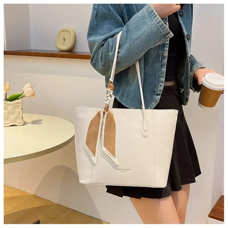 Luxury Designer Handbag Diaper Bag Women Large Capacity Tote Elegant Leather Crossbody Handbag For Stylish And Practical Use