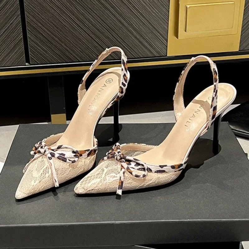 

Летние пикантные женские босоножки с кружевной вышивкой на каблуке, элегантные босоножки с леопардовым бантом и открытой пяткой, свадебные женские туфли на каблуке