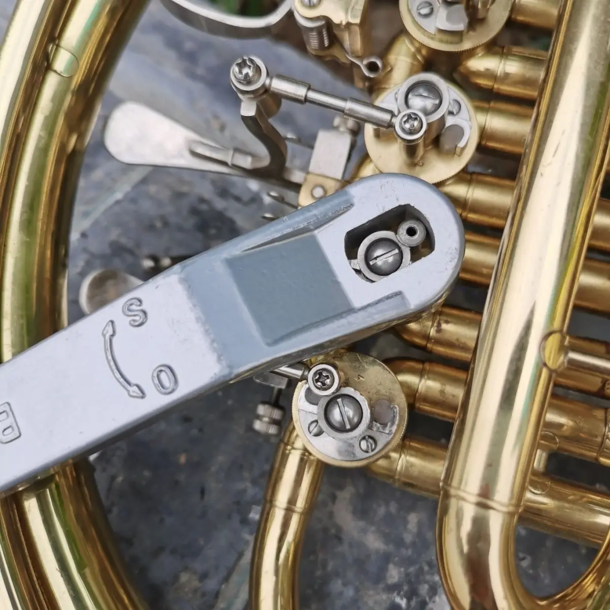 Brass instrument circular horn repair tool, button jamming, inflexibility, wrench unable to move, slow rebound, artifact
