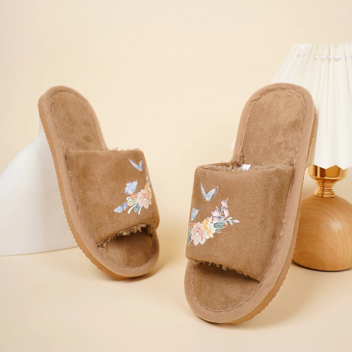 المرأة الربيع والصيف والخريف والشتاء أربعة مواسم النعال المفتوحة داخلي نوم النعال الذاكرة الإسفنج لينة فروي النعال ميلارد نمط البني الكرتون #2