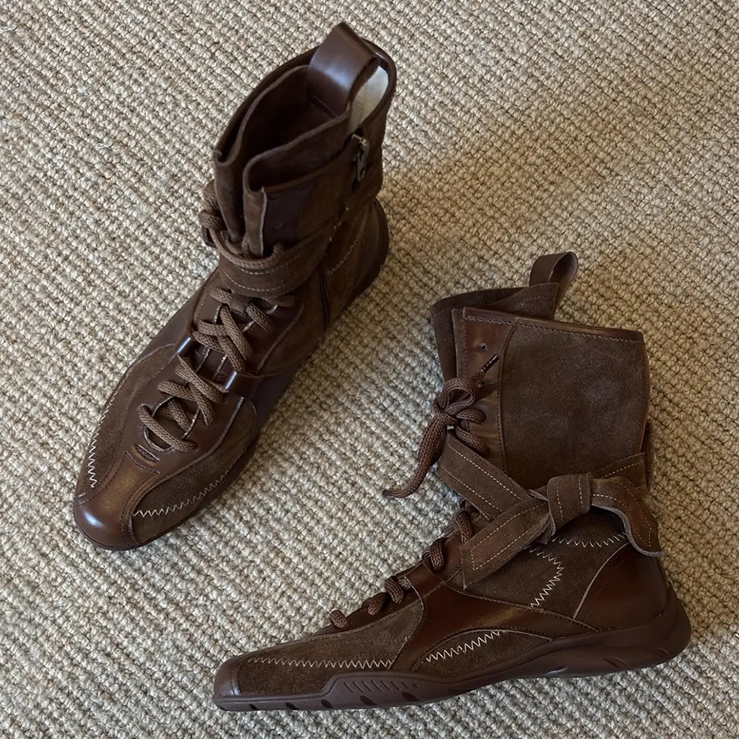 

Ботильоны в стиле ретро в спортивном стиле в стиле пэчворк. Удобные высокие кроссовки на среднем каблуке с круглым носком. Женская повседневная обувь с перекрестной завязкой на боковой молнии.