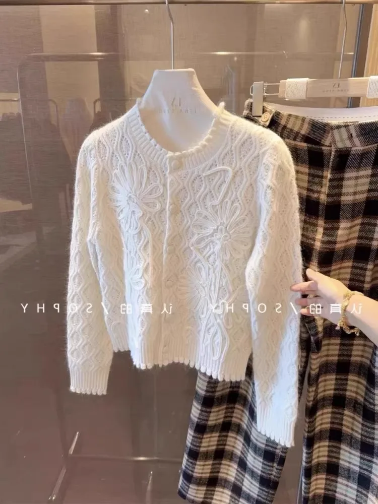 High End Temperament Top For Women'S Autumn And Winter Design, Three-Dimensional Relief Wool Blended Lace Knitted Cardigan