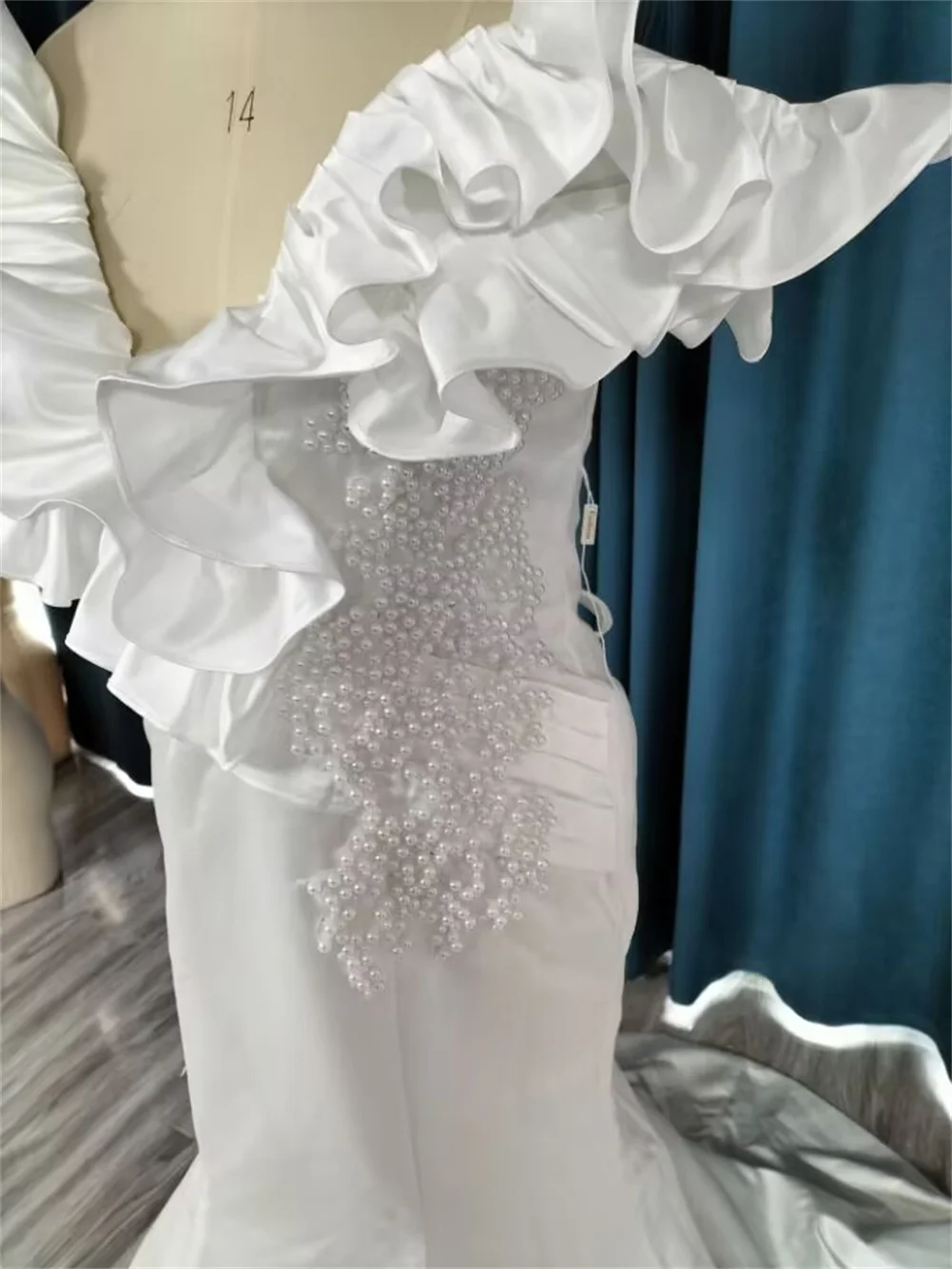 Vestido de novia largo de sirena con perlas y cordones en la espalda para mujer, vestido largo de satén sin mangas para fiesta de graduación, vestidos de noche plisados formales