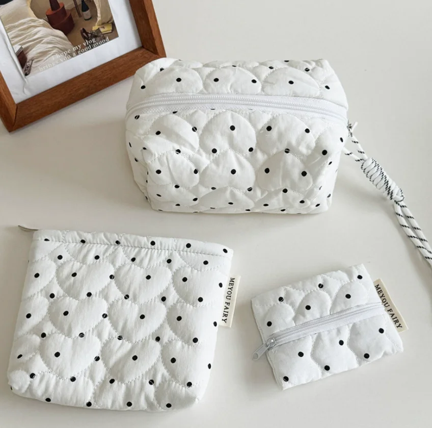 Nowa minimalistyczna pikowana kosmetyczka w kropki, przenośna, mini.