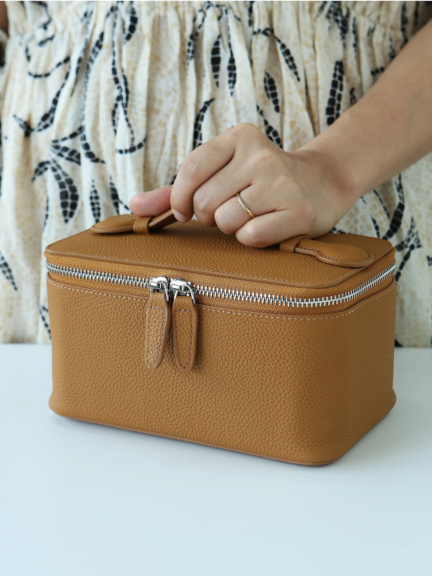 

Leather Cosmetic Bag Simple and Clean Small Size Storage Cow Makeup for Travel