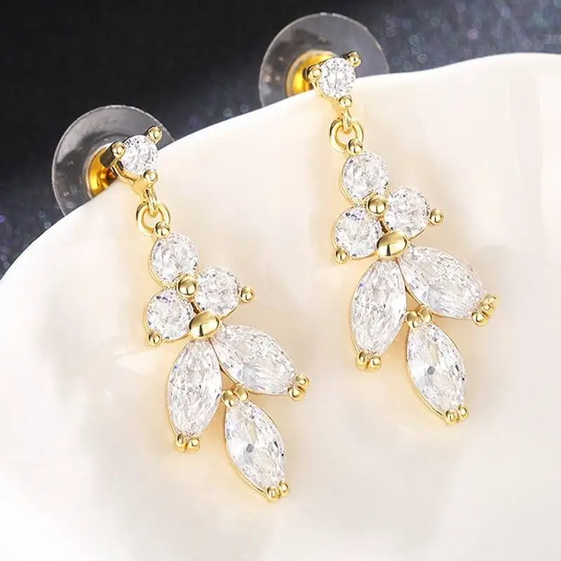 Huitan Damen-Ohrringe im frischen Stil, eingelegt, heller Zirkonia, elegante Accessoires für Hochzeit, Party, trendiger, ausgefallener Schmuck