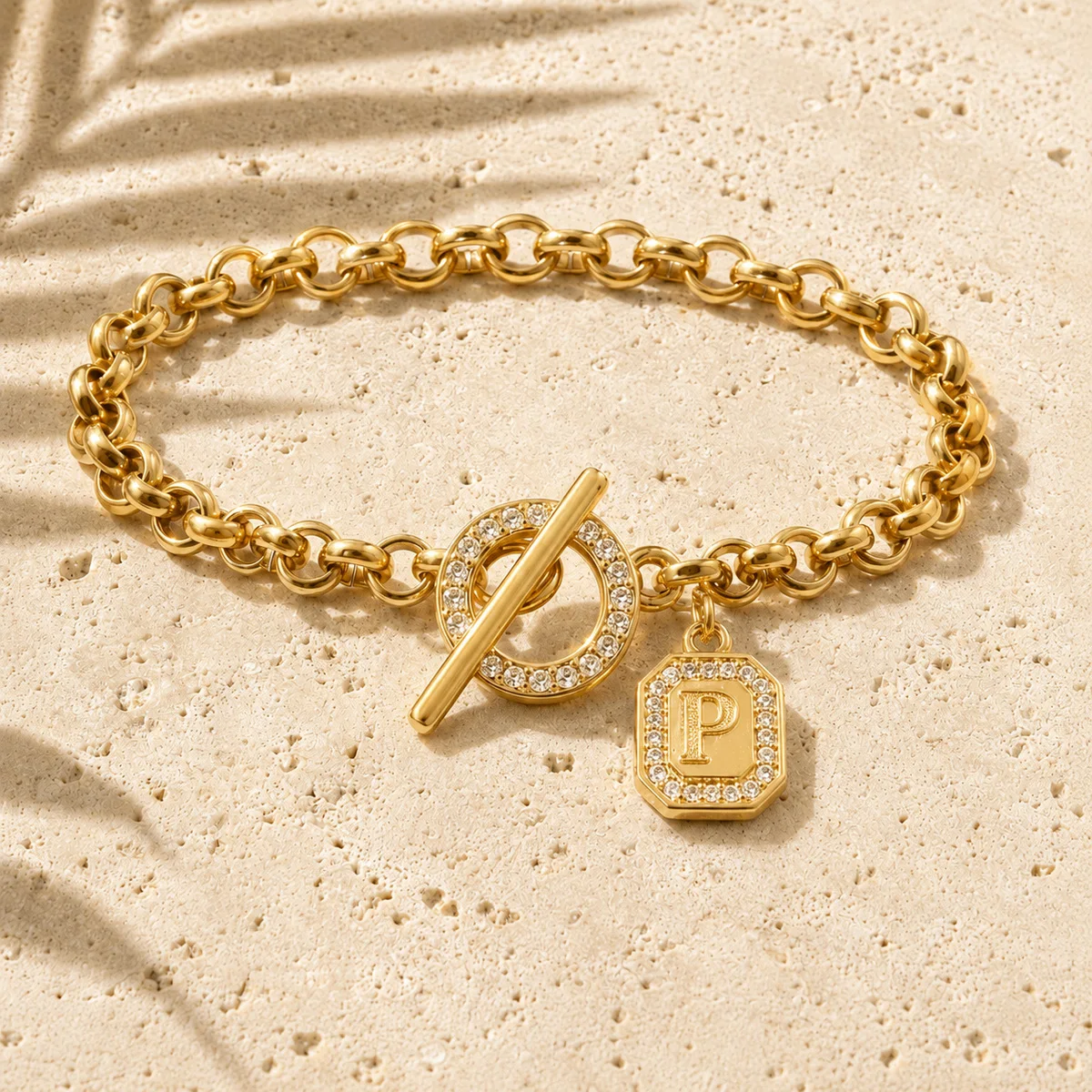 Vergoldete Personalisierte Initialen-Charm-Armbänder für Damen und Herren mit Kubischem Zirkonia und Knebelverschluss - Schmuckgeschenk für den Alltag – Detail 19