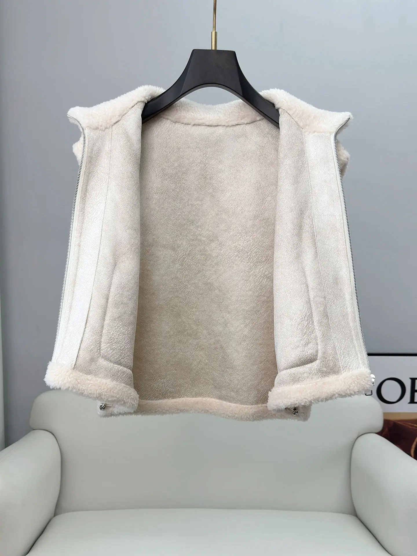 معطف نسائي قصير موديل 2025 مصنوع من جلد الخراف الحبيبي قطعة واحدة من الصوف الخالص