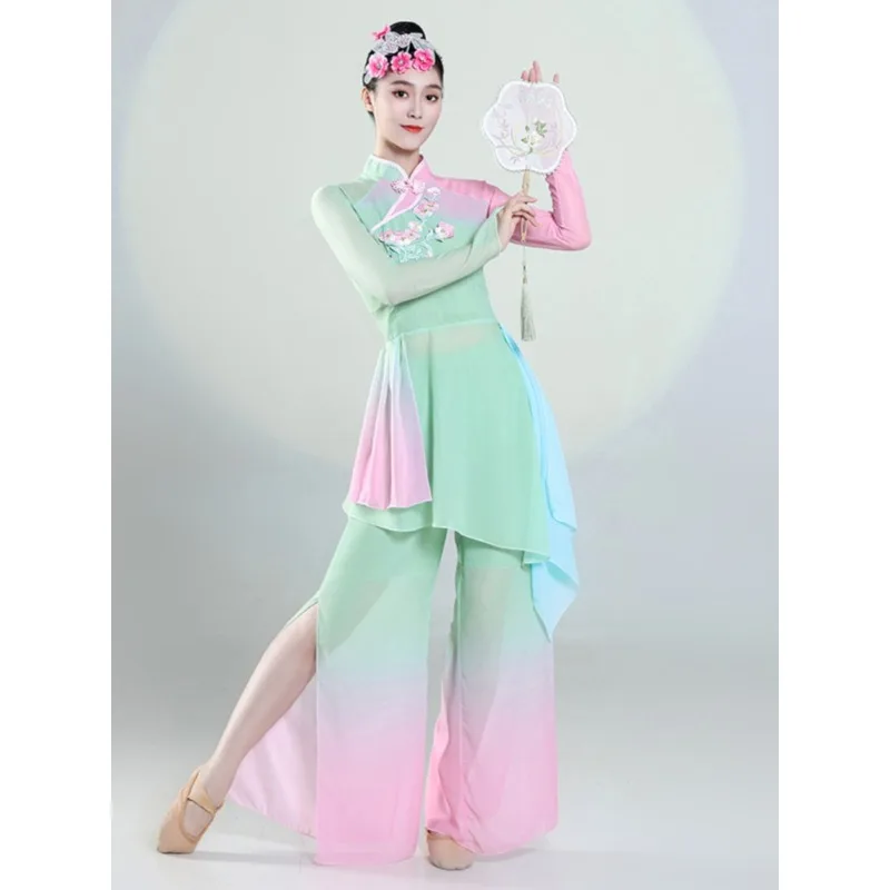 New Gradient Classical Dance Performance Dress for Women, Flowing and Elegant with A Delicate and Rich Makeup Look.