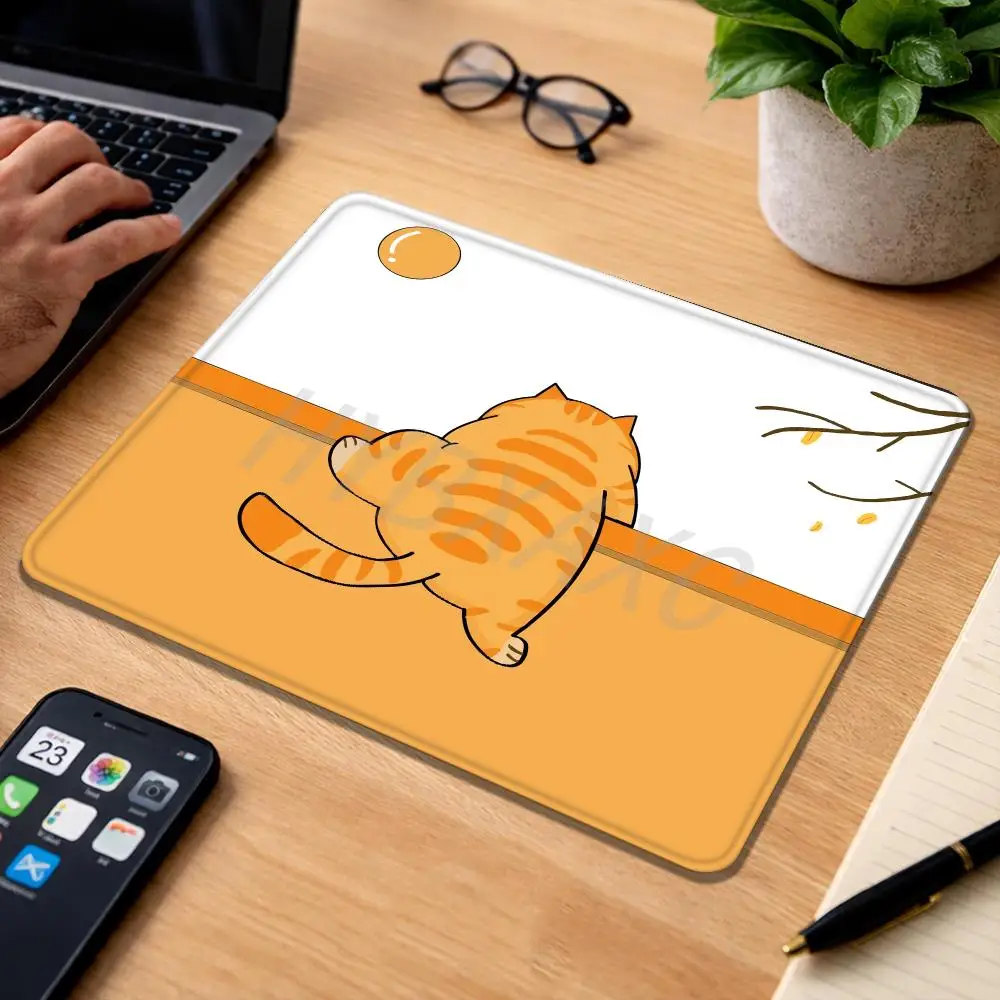 HYBXAXC Orange Cat Design Mouse Pad, 1 Non-Slip Rubber Table Pads for Laptops, Offices and Games - Large Square Mousepad 32x28cm