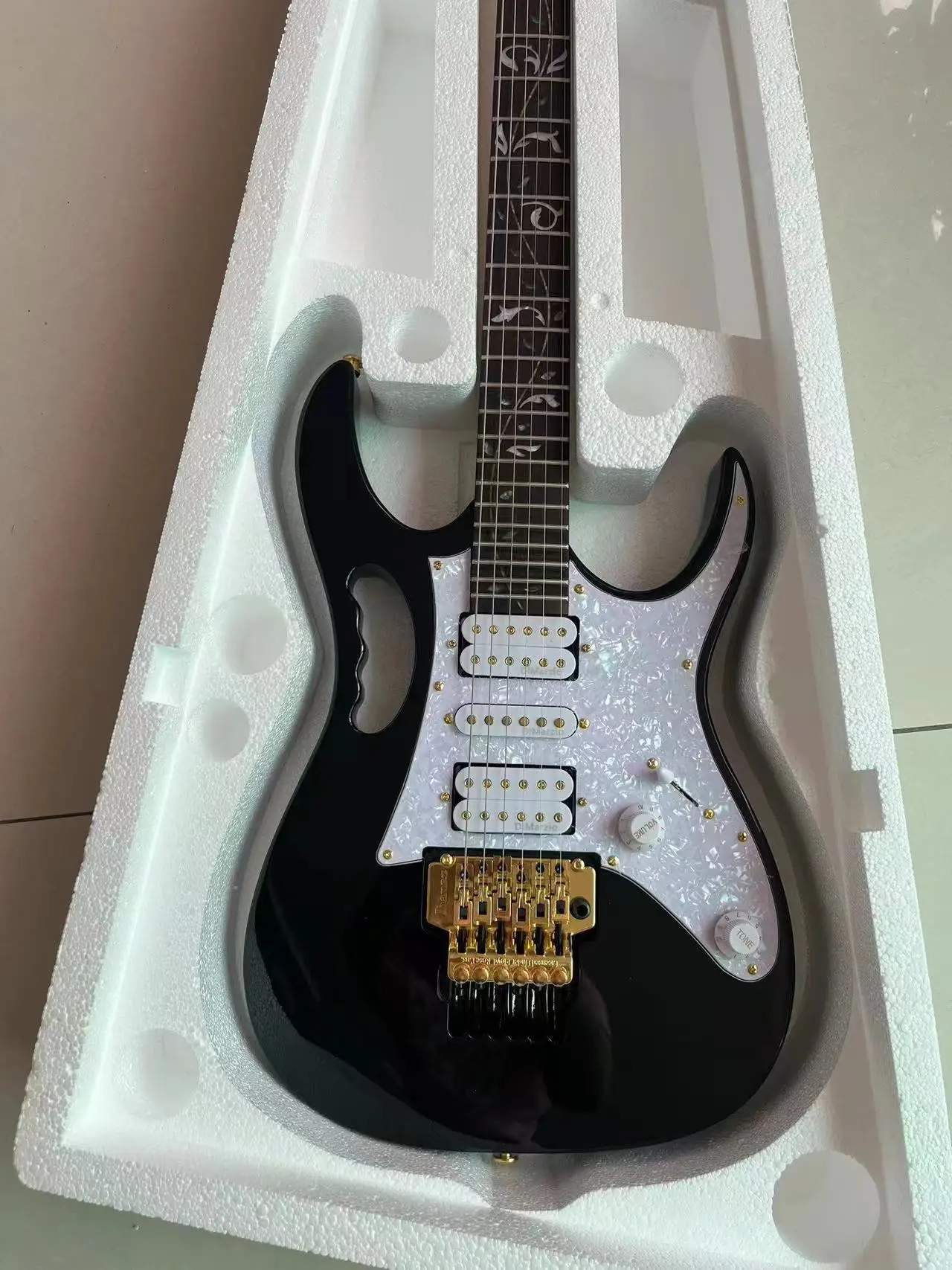 

Master level electric guitar, high-quality vibrato system, captivating sound quality, fast and free door-to-door delivery