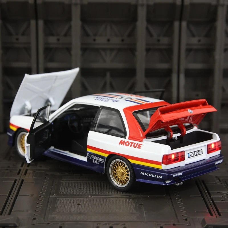 1:24 simulação BMW M3 liga modelo de carro ornamento, portas e capô do motor, porta-malas pode ser aberto com som e luz, carro esportivo