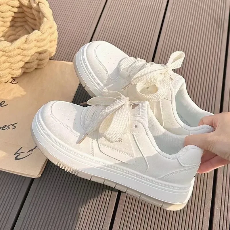 2024 Spring and autumn new casual fashion shoes board shoes Korean version of students lightning soft sole small white shoes