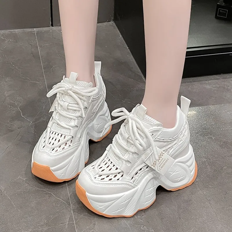 جديد 2025 ماركة مكتنزة أحذية رياضية من الجلد أحذية مفلكنة غير رسمية امرأة عالية منصة تنفس نسج أحذية رياضية 10 سنتيمتر الرياضة أبي حذاء