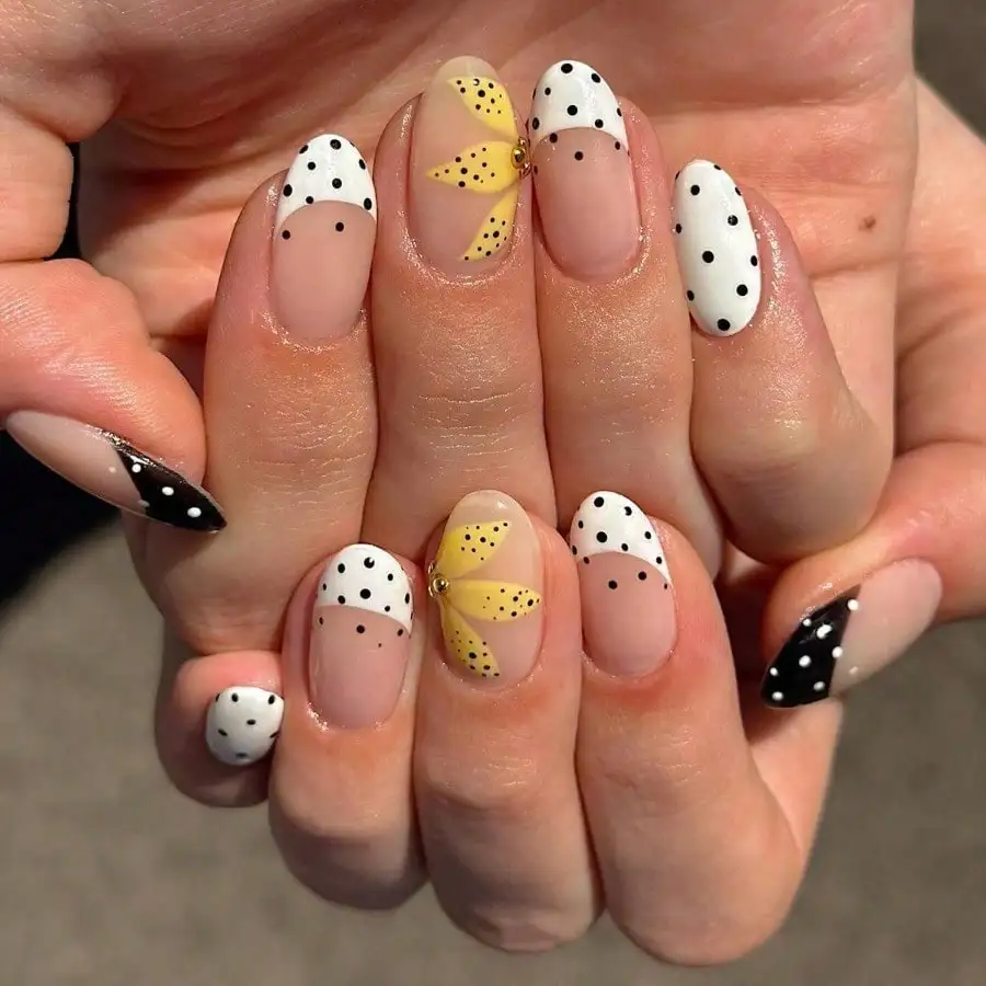 

24 pieces of manicure, small fresh classic French polka dot flower small steel ball short almond wearing armor