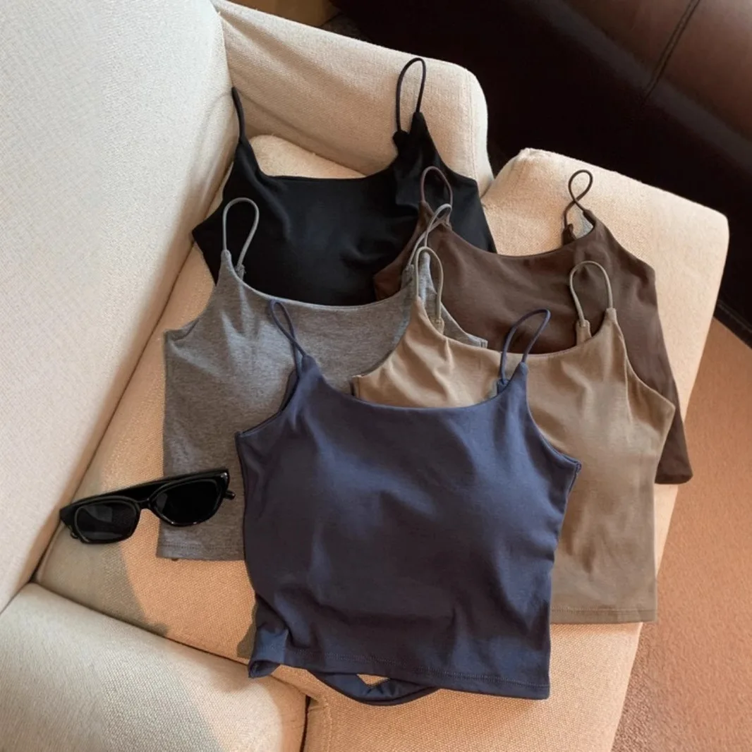 Elegantes rückenfreies Design, ausgehöhltes Trägertop mit integriertem Brustpolster, schlank machendes, vielseitiges Basic-Oberteil.