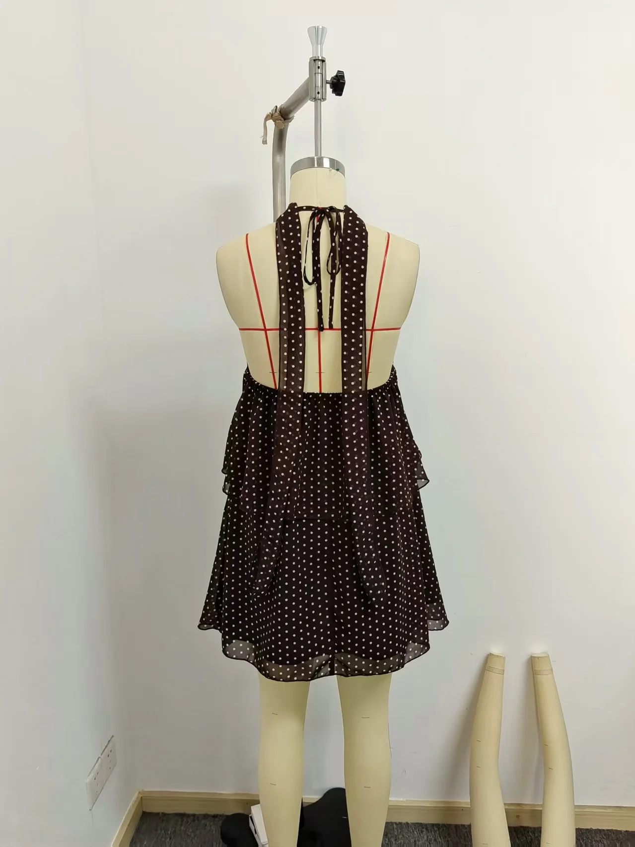 Damen Sommer Urlaub Polka Dot Print Rückenfreies Neckholder Fließendes Mini-Strandkleid – Detail 9
