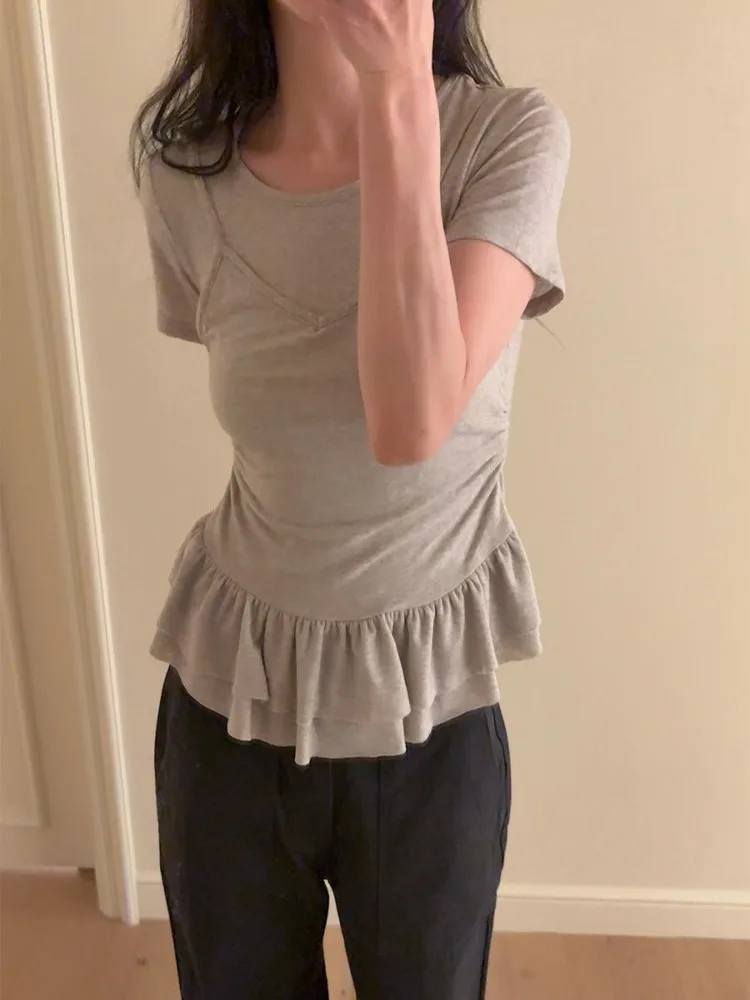 เสื้อยืดทรงสลิมฟิตหรือเสื้อยืดสไตล์เกาหลี ดีไซน์เก๋ ดูเหมือนสองชิ้นจริงๆ แต่เป็นผ้าลูกไม้ที่ชายกระโปรง กระโปรงสั้น ช่วยเก็บหน้าท้อง