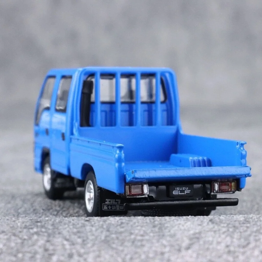 In THE BOX STORE Model1 1:64 Blue JDM ELF Double Cabin Truck Model Collect Diecast Car