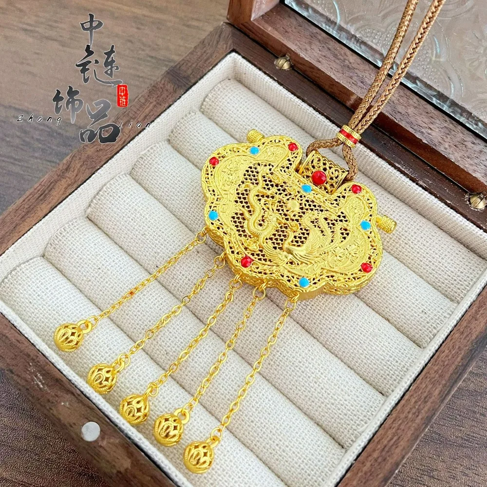 Son of heaven lock bag pendant hollow silk inlaid dragon and phoenix Chengxiang 9999gold