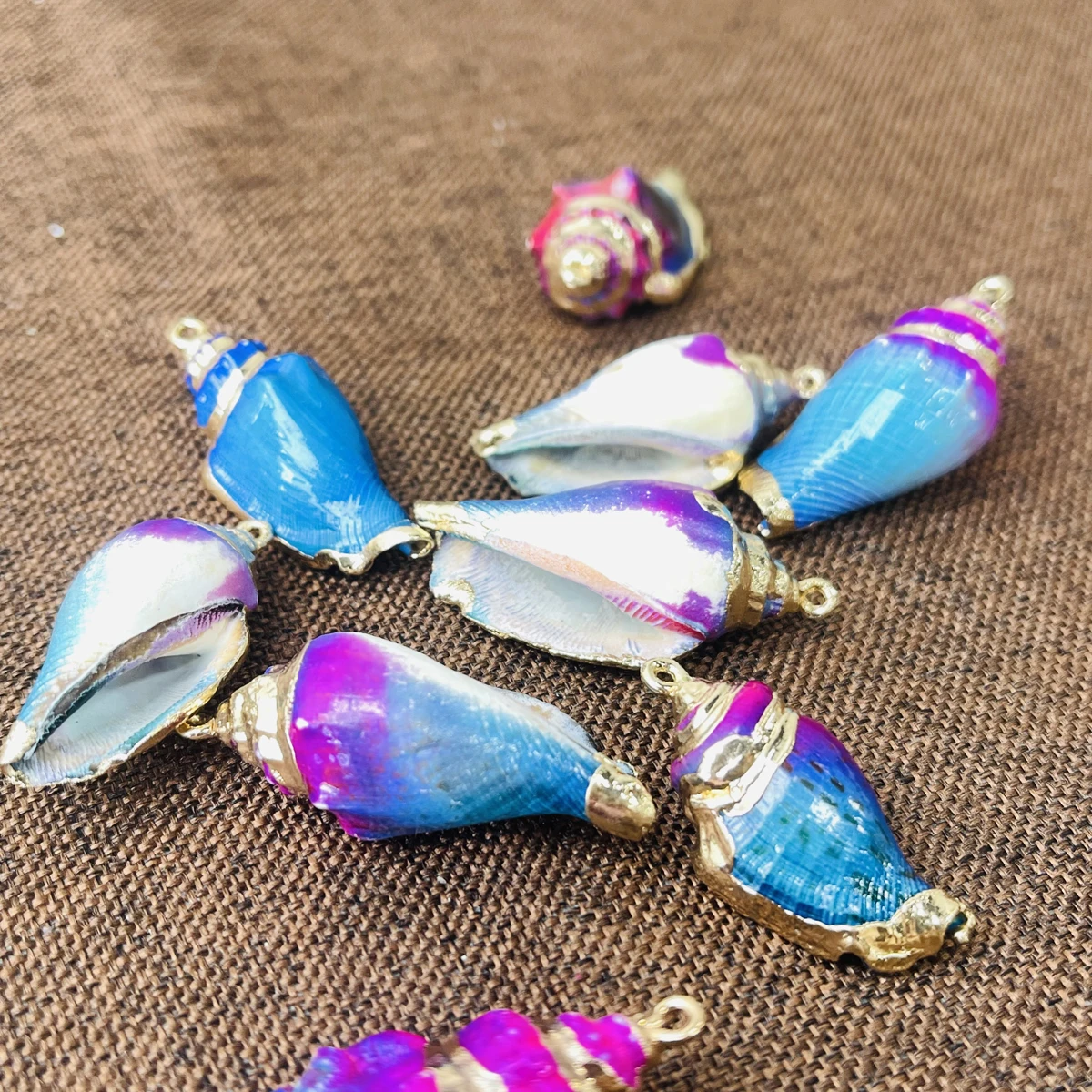 

10pcsNatural Freshwater Shell Dyed Sea Snail Gold-edged Pendant Delicate Ladies Jewelry Making DIY Necklace Earrings Accessories