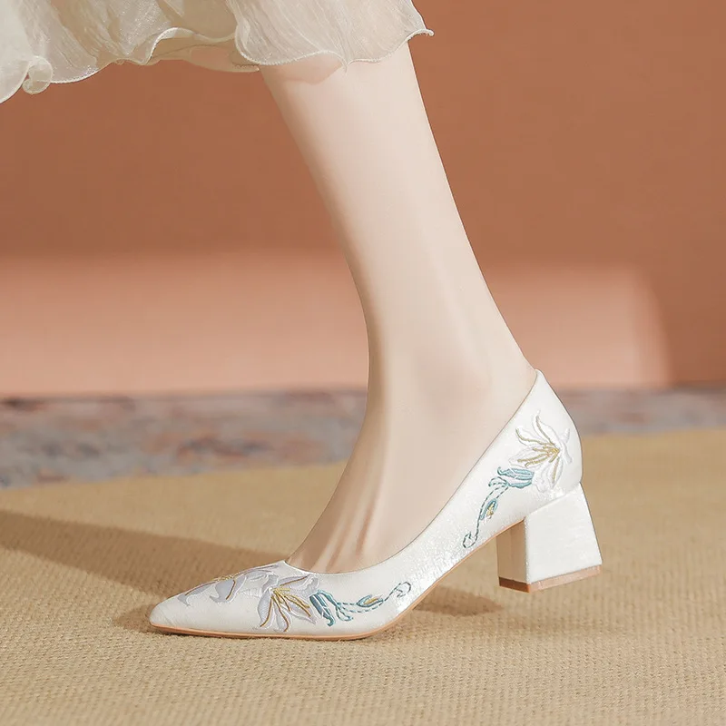 

2026 Women's White Red Satin Pointed Toe Block Heel Floral Embroidery Shoes Wedding Party Fashion Shoes Q-546