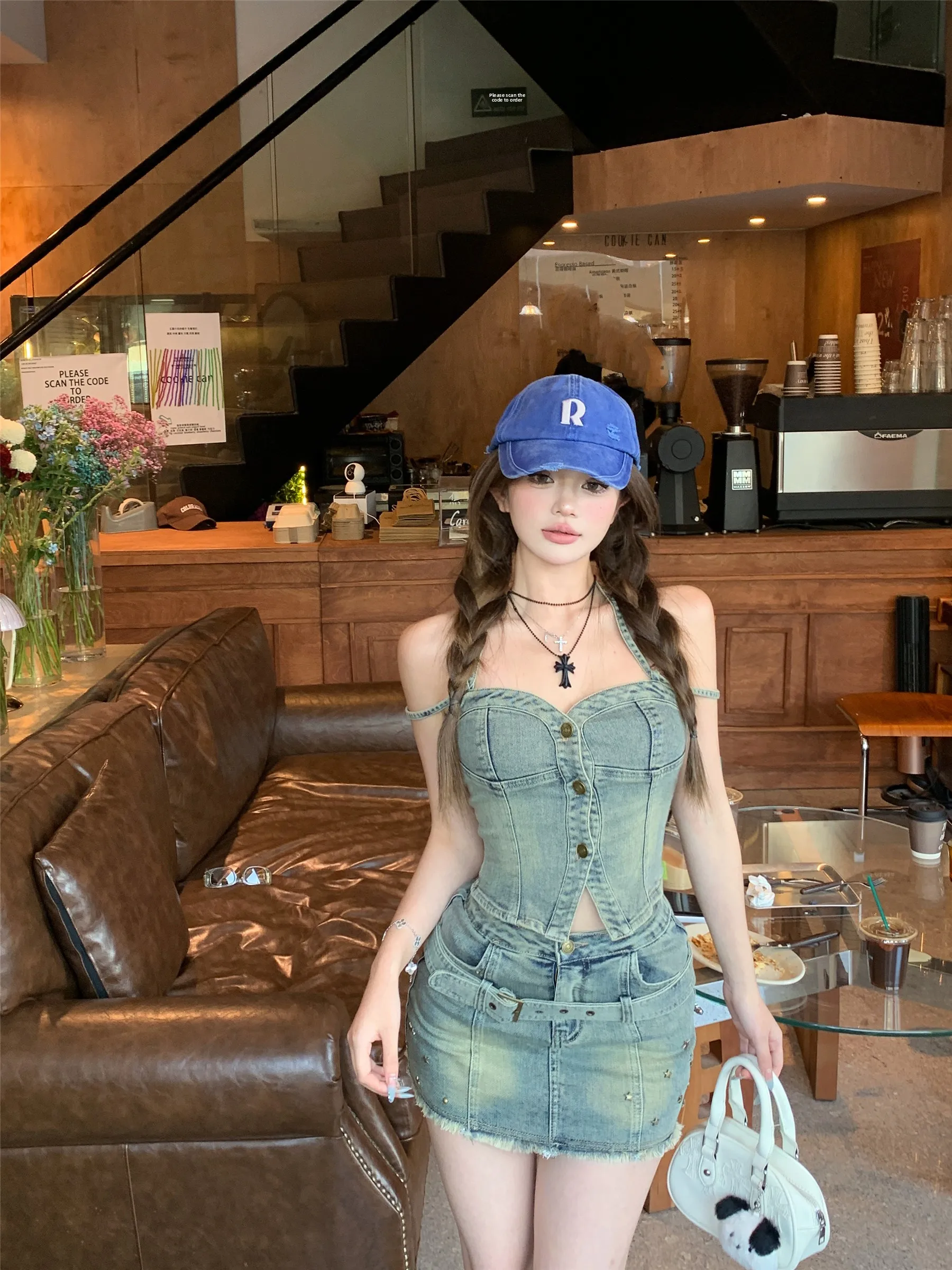 

Ретро-комплект из джинсовой ткани с эффектом потертости: топ-халтер и юбка. Модный летний женский комплект из двух предметов с высокой талией.