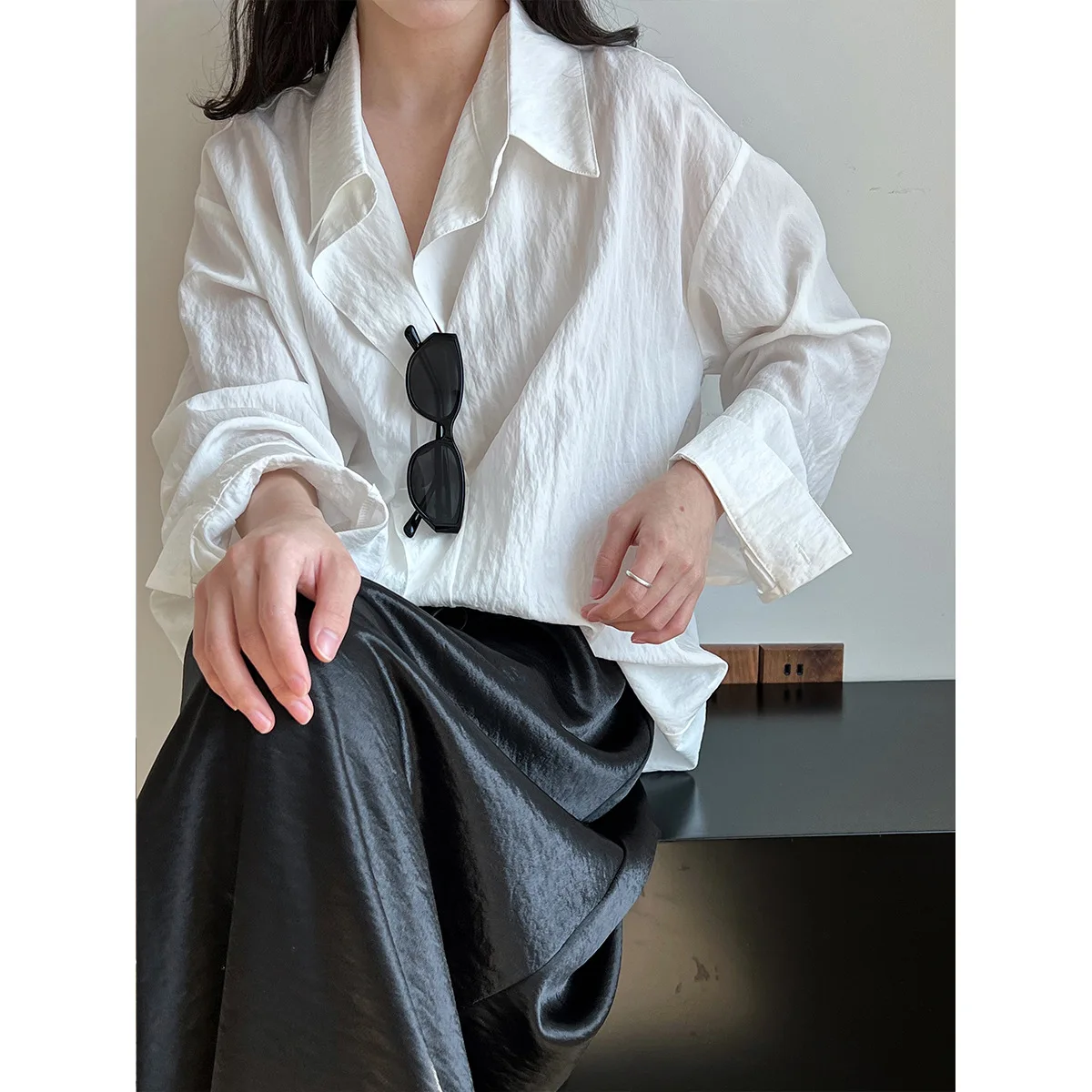 

Korean slightly wrinkled texture design shirt women's 2025 spring new temperament long-sleeved top