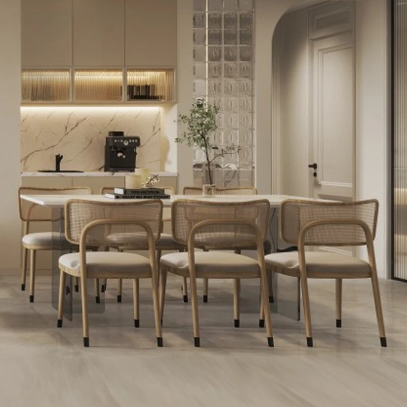Modelowy pokój, kremowa sofa, miękka dekoracja, designerski nowoczesny stół i krzesła do jadalni w stylu lekkiego luksusu, pełny zestaw.