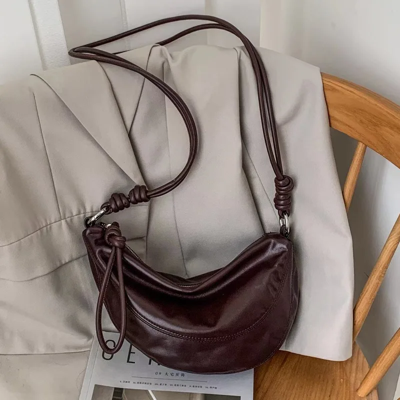 Koreańska świeża mniejszościowa wykwintna skóra tekstura włóczęga w stylu Vintage Half Moon sznurowane torby Crossbody z zamkiem błyskawicznym