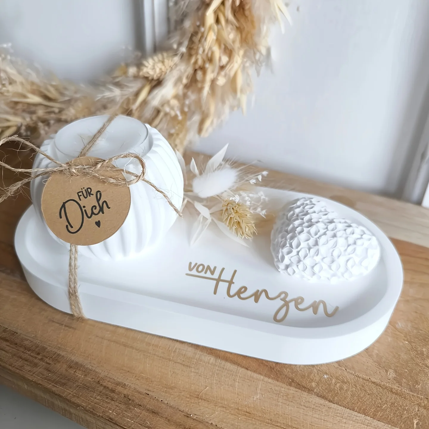 Silikonformen-Set mit drei Designs: gestreifte Kerzenhalter, blumenförmige Herzkerzen und dekorative Teller für die Heimdekoration. – Detail 2