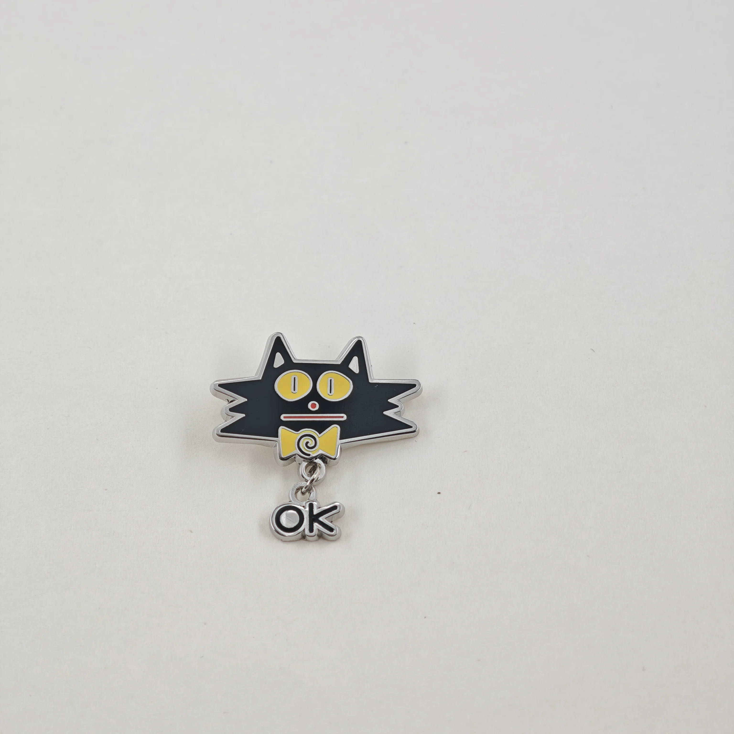 Lustige Schwarze Katze OK Emaille-Pins mit hängenden Buchstaben-Broschen, sarkastisches Meme-Metall-Abzeichen, Rucksack-Revers-Pin, Schmuckgeschenk – Detail 10