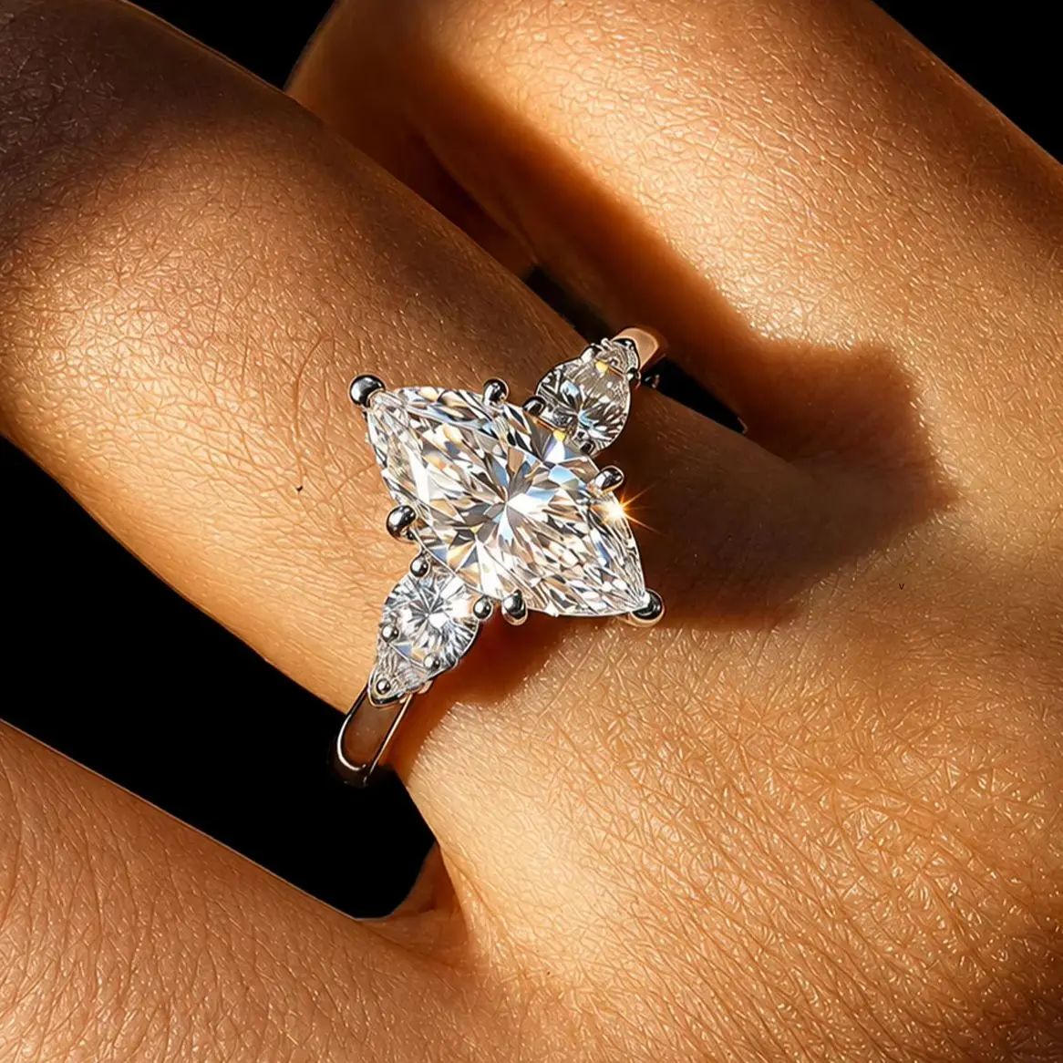 Ein 925er Silberring mit 3 Karat Horse-Eye-Moissanit, speziell geformt, modischer klassischer Ring für Männer und Frauen, Paarring, Ehering. – Detail 4