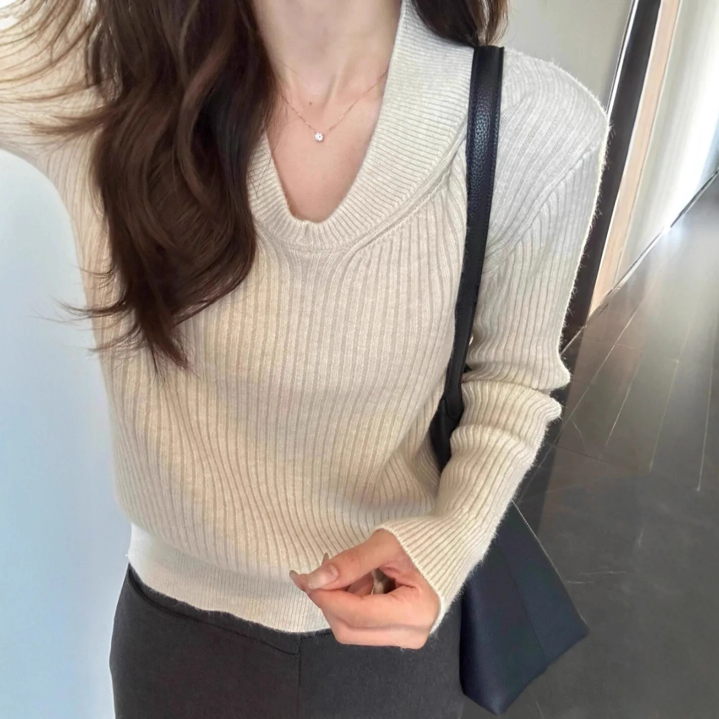 

American Retro Apricot V-Neck Long Sleeve Simple Sweater For Women Autumn Winter High-End Slimming Inner Layer Knitted Top