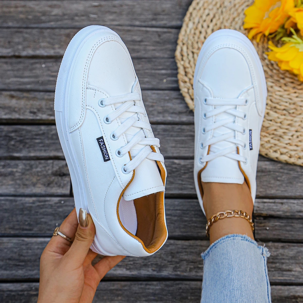 2024 New Small White Shoes Women's Classic Hundred Street Shooting Students Breathable Fashion Sports Flat Bottom Board Shoes