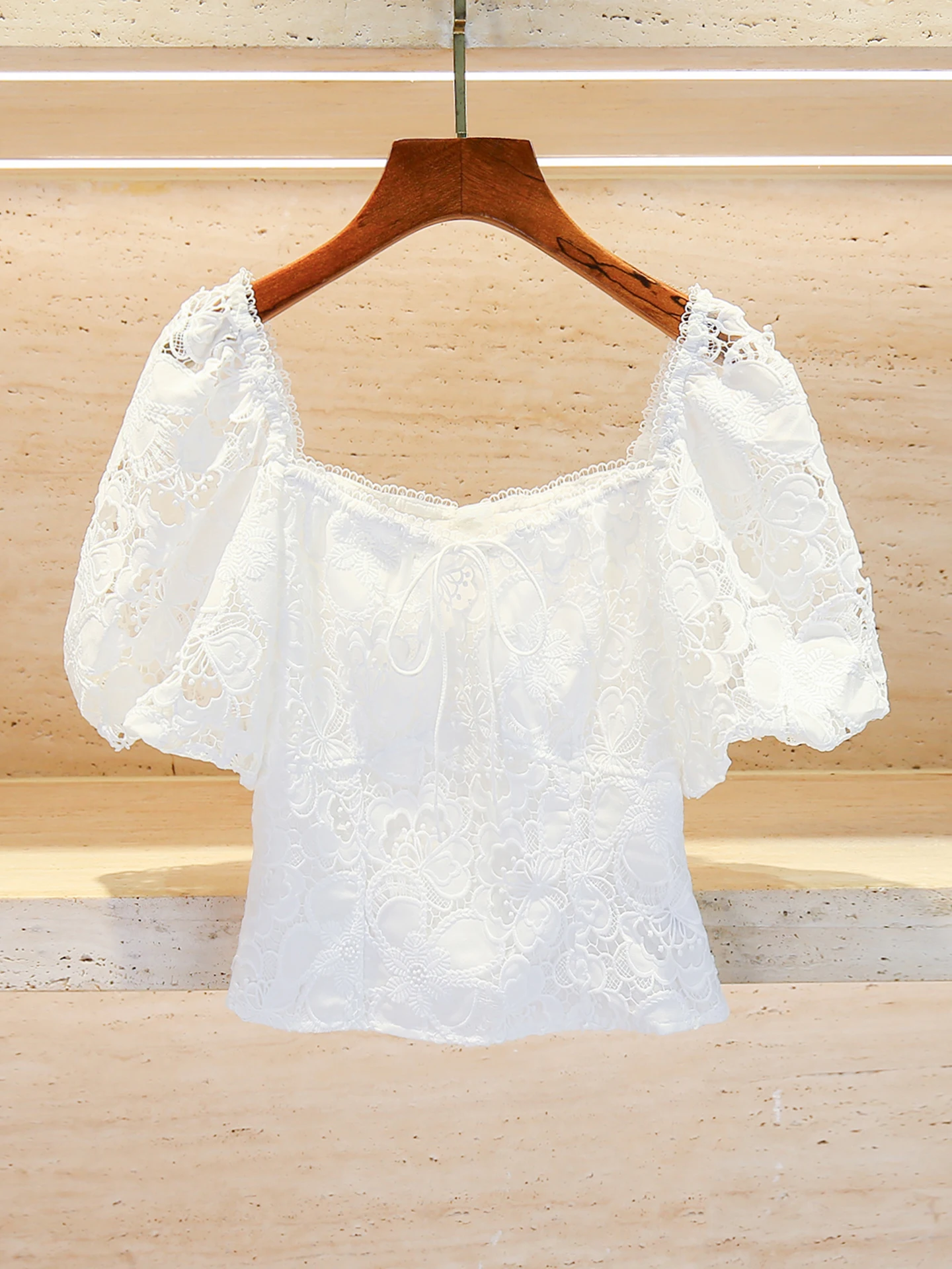 

Белая рубашка с цветочной вышивкой и квадратным воротником, премиум-класса, женская, модная, для офиса, из полиэфирного волокна, с коротким рукавом