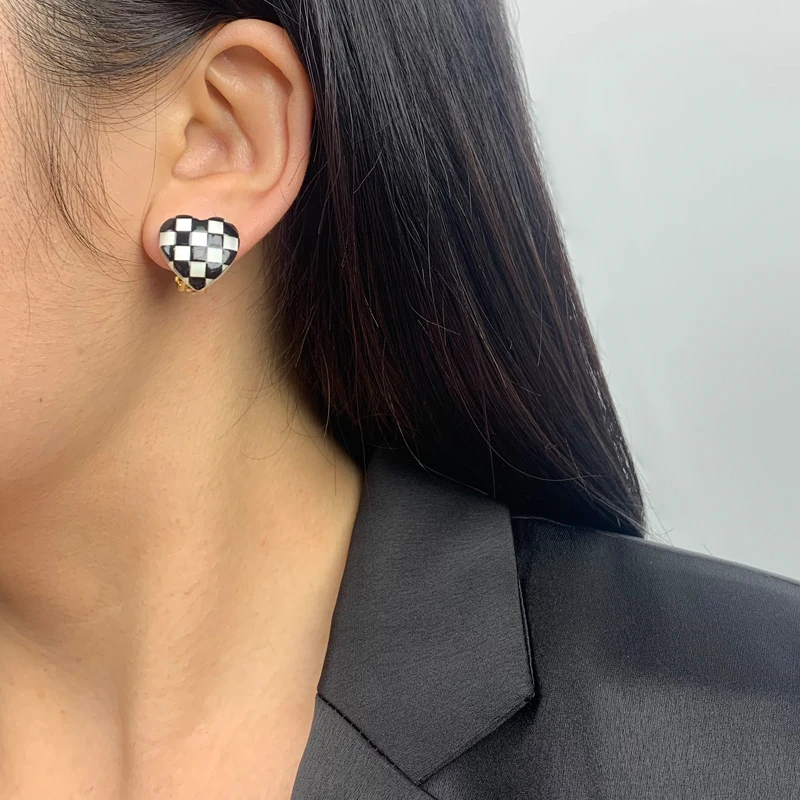 UNNAIER 1 Pair Black and White Checkerboard Clips On Ears For Women Clip On Earrings Non-Hole Fake Earrings Jewelry 2025 Trends
