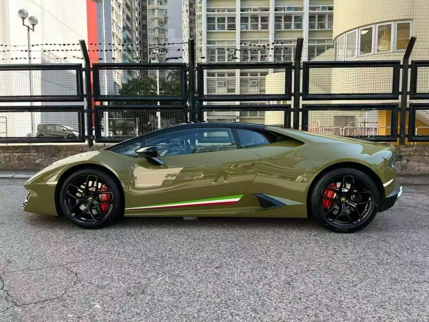 

Ultra Gloss Battle green Vinyl Wrap Film Sticker Glossy green Self Adhesive Vinyl Bubble Free 1.52*17M