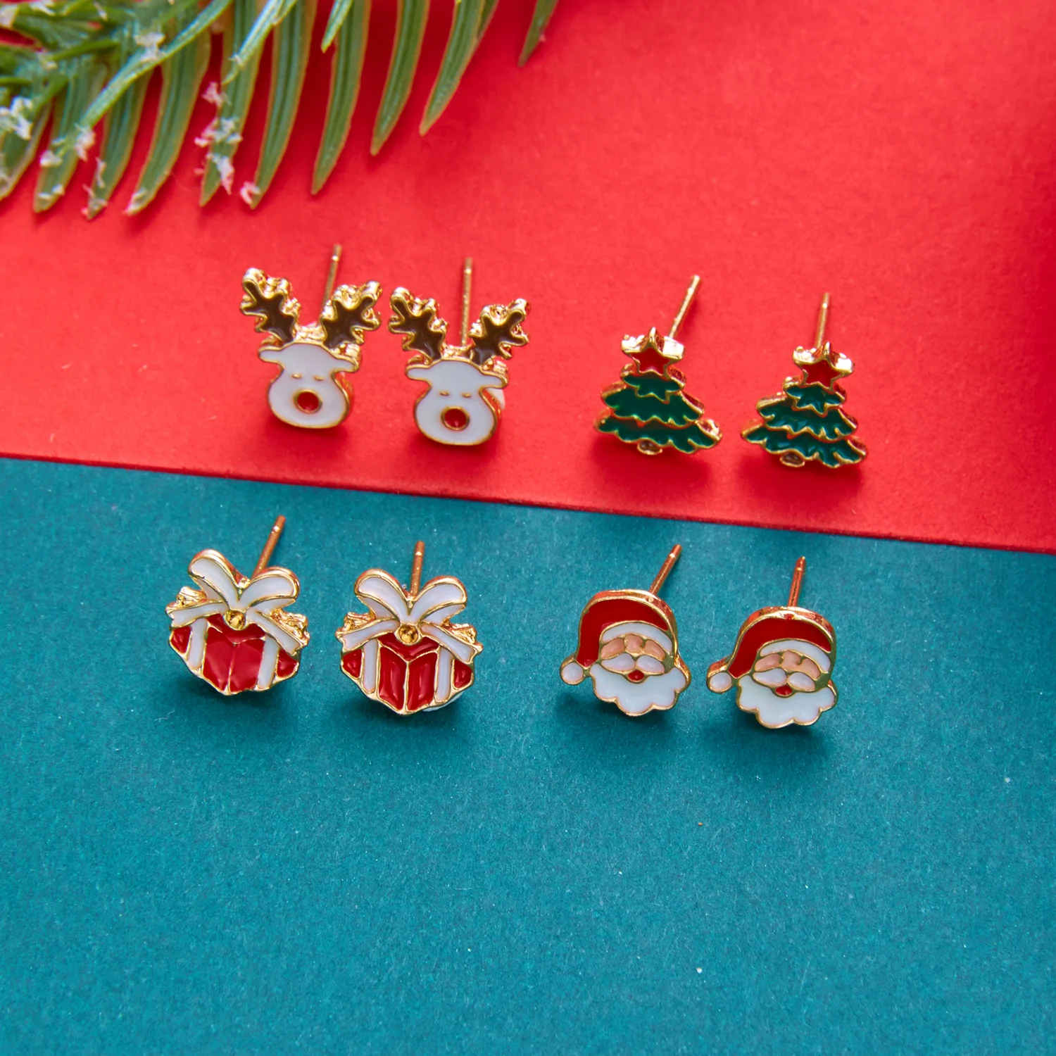 8-teiliges Set Kleine Weihnachtsmann- und Elch-Ohrstecker für Damen, Niedliche Weihnachtsgeschenkbox-Ohrringe, Neujahrs-Party-Schmuckgeschenk – Detail 4