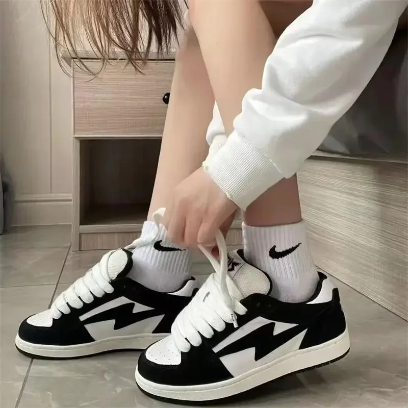 Sneakers Casual Vintage donna 2024 High Street estate e autunno scarpe da donna di nuova moda calzature sportive classiche atletiche all'aperto