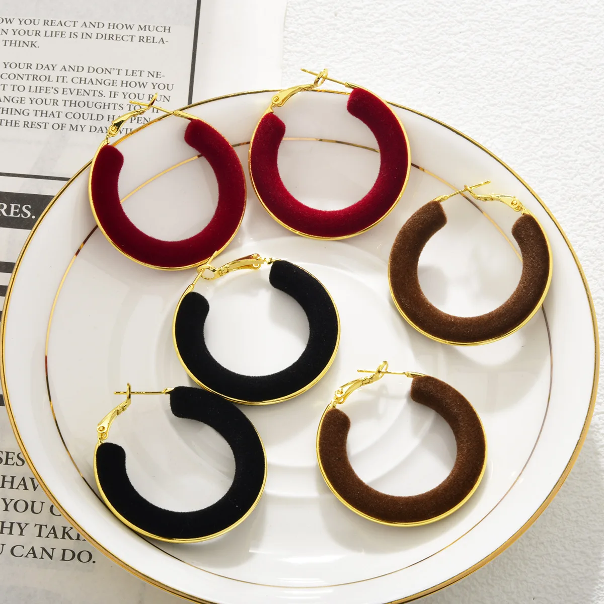 Autumn and winter new Ankola red flocking big earrings temperament light luxury high-end ear buckles retro fashion personalized