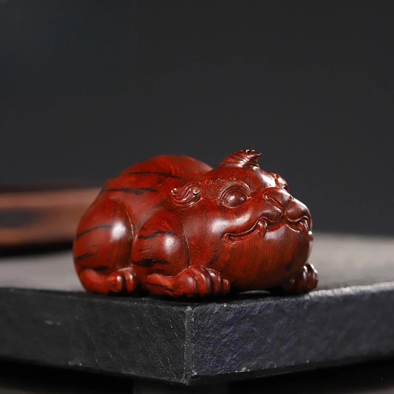 

Hand-carved play plate to play with, desktop small case decoration