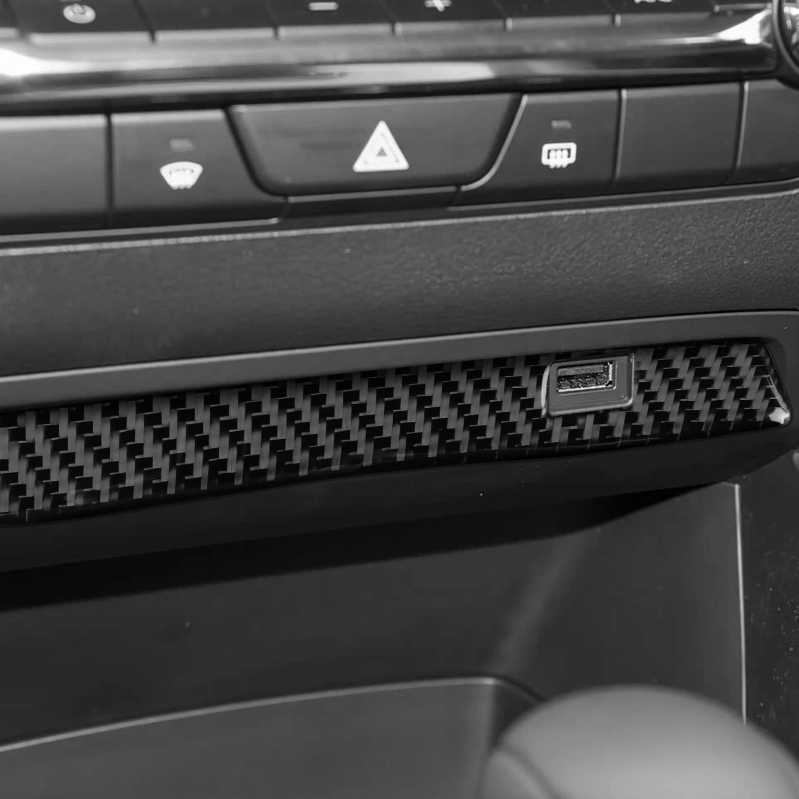 Para Mazda 3 Axela 2019-2026: Faixa Decorativa Interna de Fibra de Carbono para Painel de Controle Central com Interface USB - Acessórios Automotivos