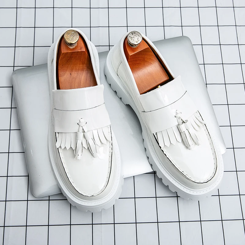 

Весенние мужские белые лоферы, удобная обувь, мужские кожаные свадебные мокасины на платформе, нескользящие туфли в британском стиле в стиле ретро для вождения