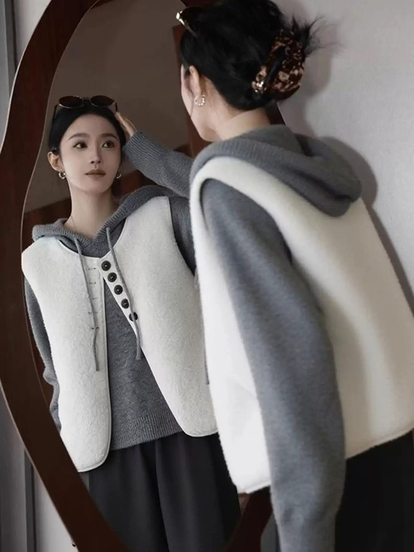 

Ele Versatile Commute Ready Svel Jaet with Single Button Design Faionable Layering Vest for Women