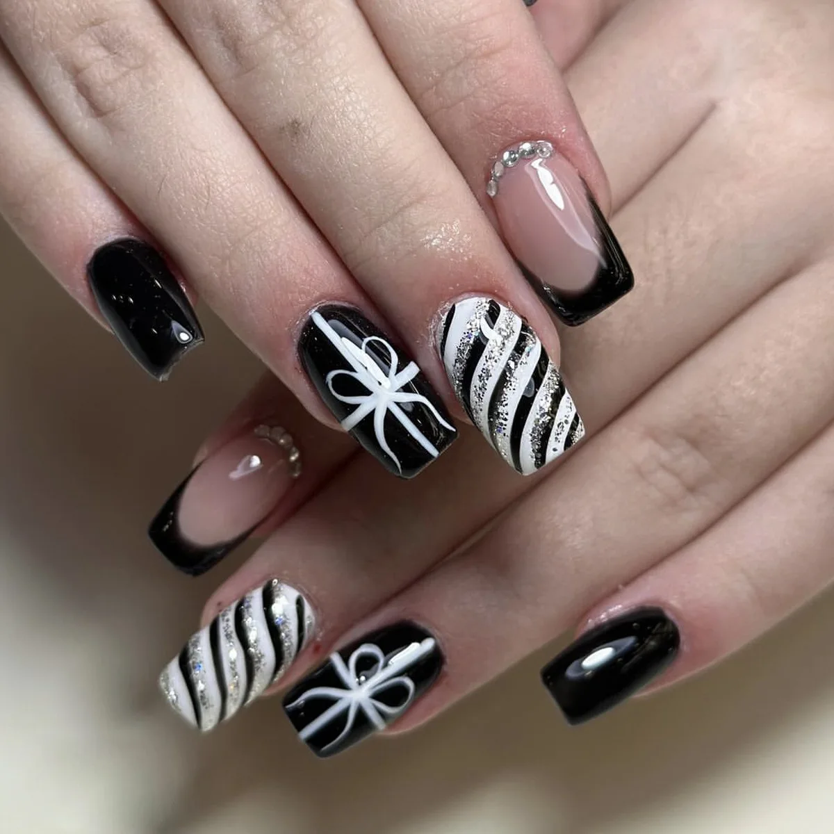 24 Uds uñas postizas navideñas prensadas en uñas negro lindo muñeco de nieve cuadrado francés Ballet brillo copo de nieve uñas postizas manicura usable