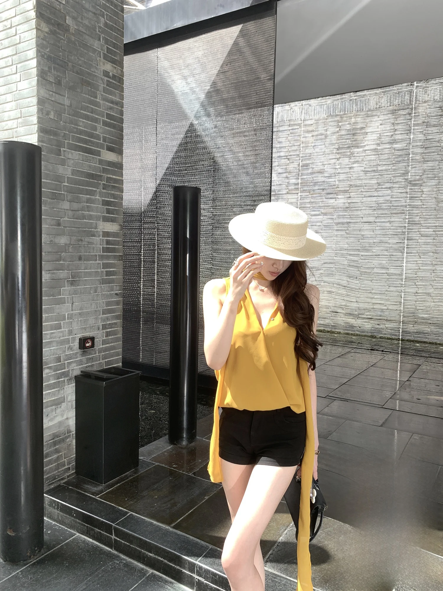 

Женский топ-жилет Kubiliv Special Edition Svel V-Ne Draped из шифона, желтый, скрывающий недостатки фигуры, стройнящий, без рукавов