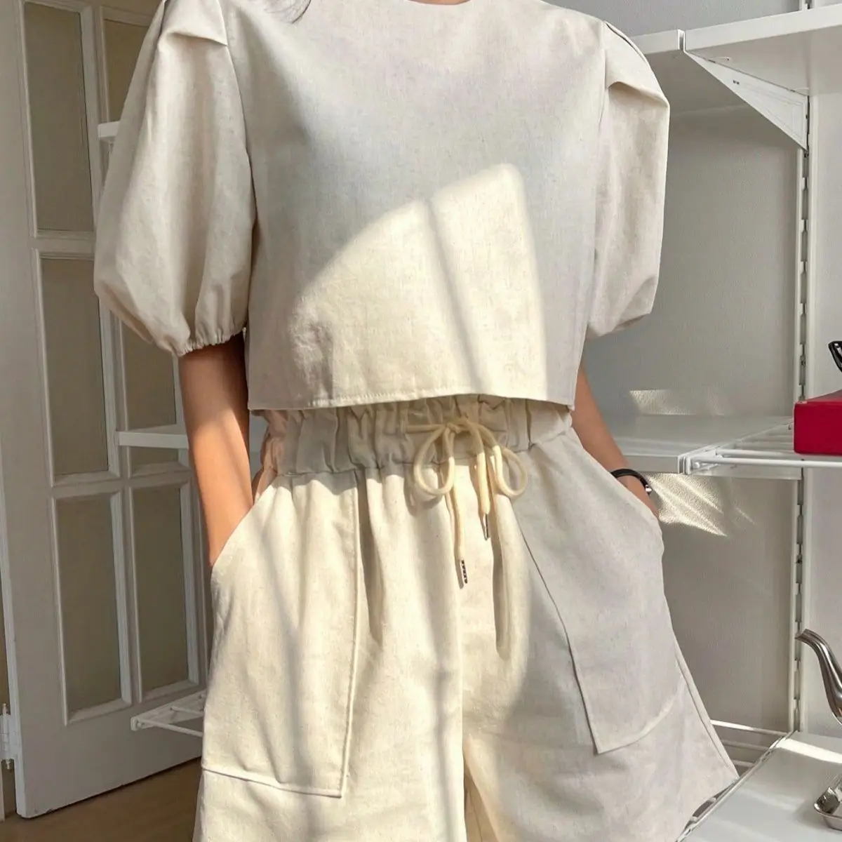 A Complete Set of Women's Crew Neck Bubble Sleeve Tops Elastic Waist Casual Shorts and A Fresh Two-piece Set