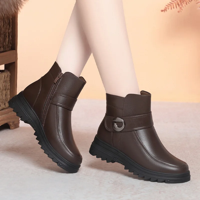 

Модная повседневная обувь на плоском каблуке 4 см, зимние ботинки из мягкой кожи, черные универсальные теплые ботильоны на коротком меху для мамы на каждый день