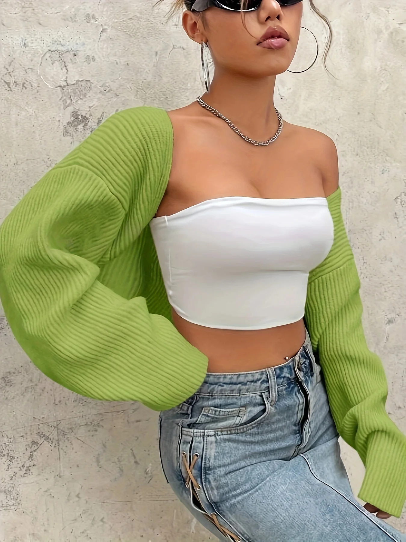 The 2024 new dropped-sleeve open placket cropped top does not come with a bandeau top